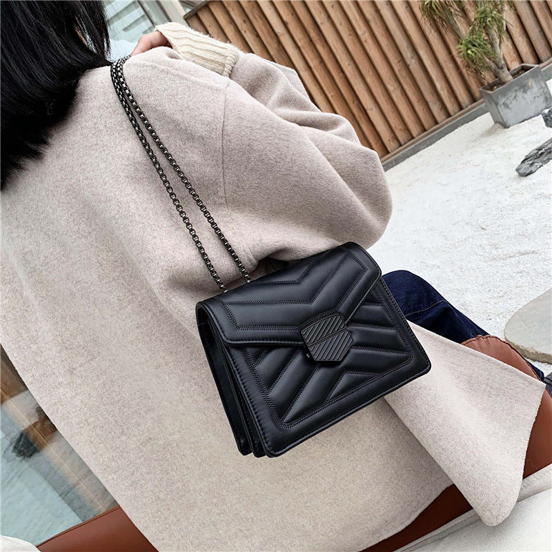 Small chain shoulder bag