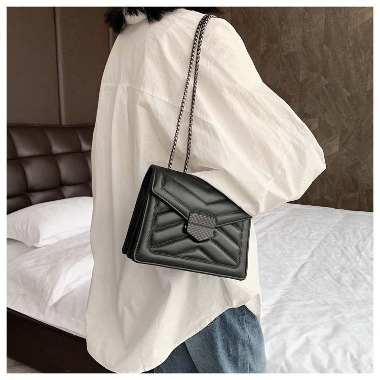 Small chain shoulder bag